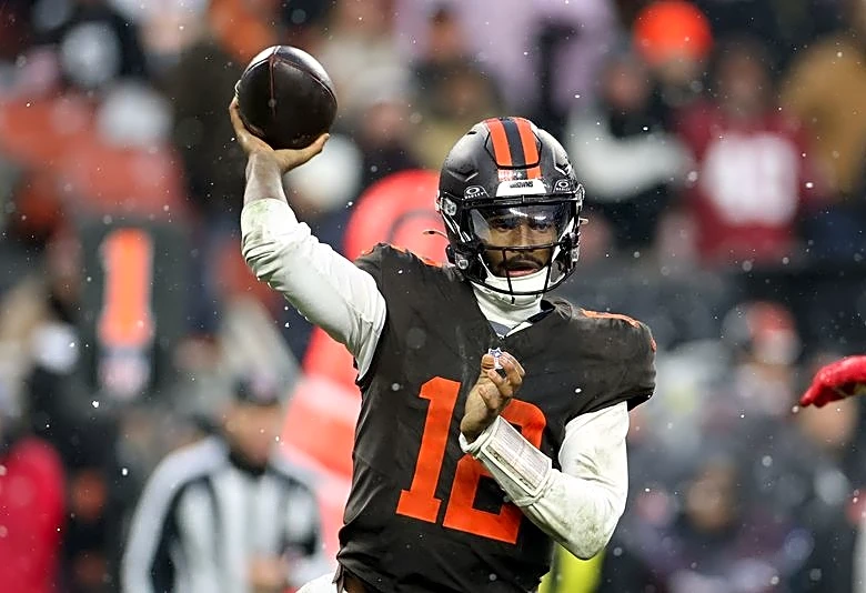 Browns tout 'development,' will stick with QB Shedeur Sanders