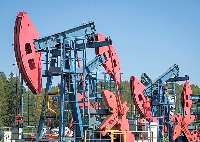 Oil steadies, Ukraine peace talks and US rate decision in spotlight