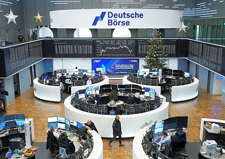 European shares flat on caution ahead of Fed's rate decision