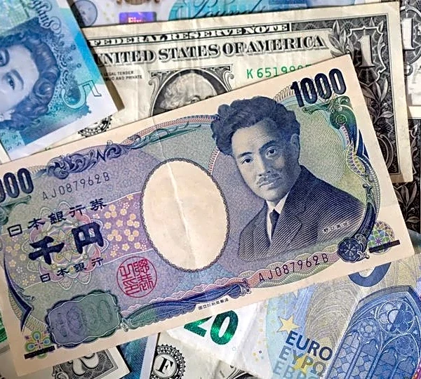 Yen weak, dollar steady in countdown to Fed