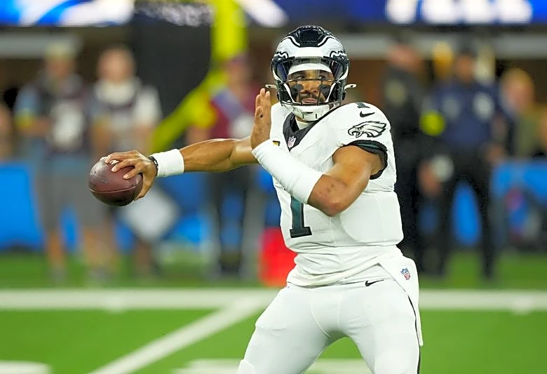 Bench Jalen Hurts? Eagles' Nick Sirianni shoots down 'ridiculous' QB idea