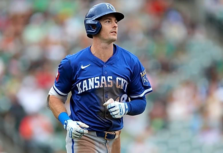 Reports: Braves sign OF Mike Yastrzemski to 2-year deal