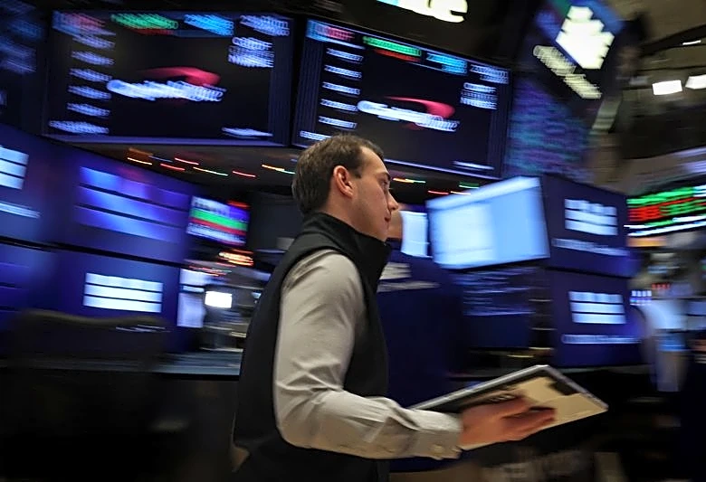 Wall Street futures slide as Oracle's forecast revives AI bubble fears