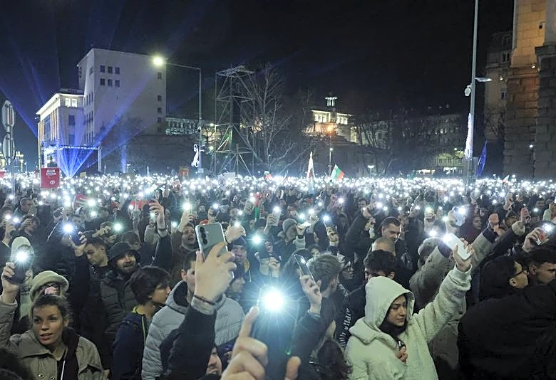 Bulgarian lawmakers approve government resignation, snap election looks likely