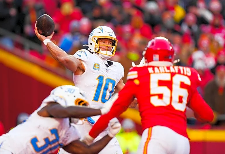 NFL roundup: Chargers KO Chiefs from playoff race; Patrick Mahomes tears ACL