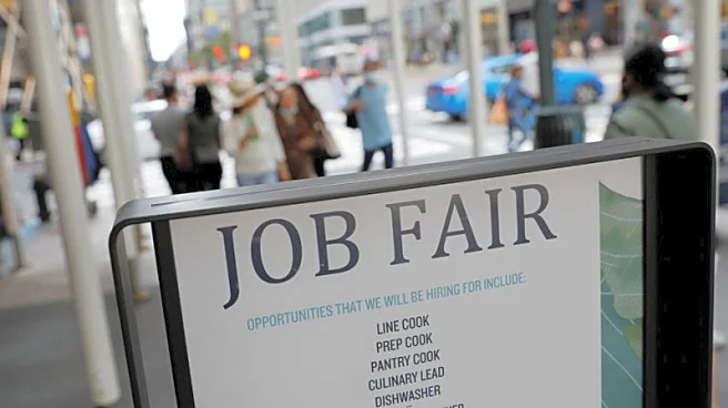 US weekly jobless claims fall to 1-month low