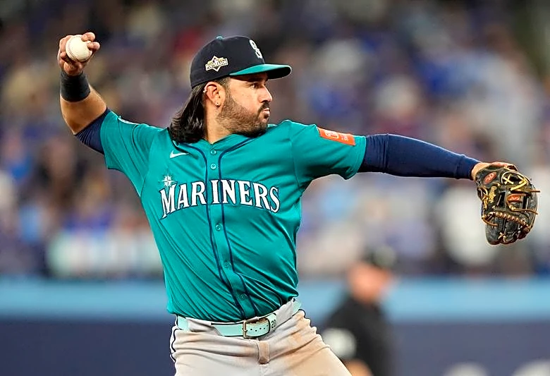 Reds officially add 3B Eugenio Suarez on one-year deal