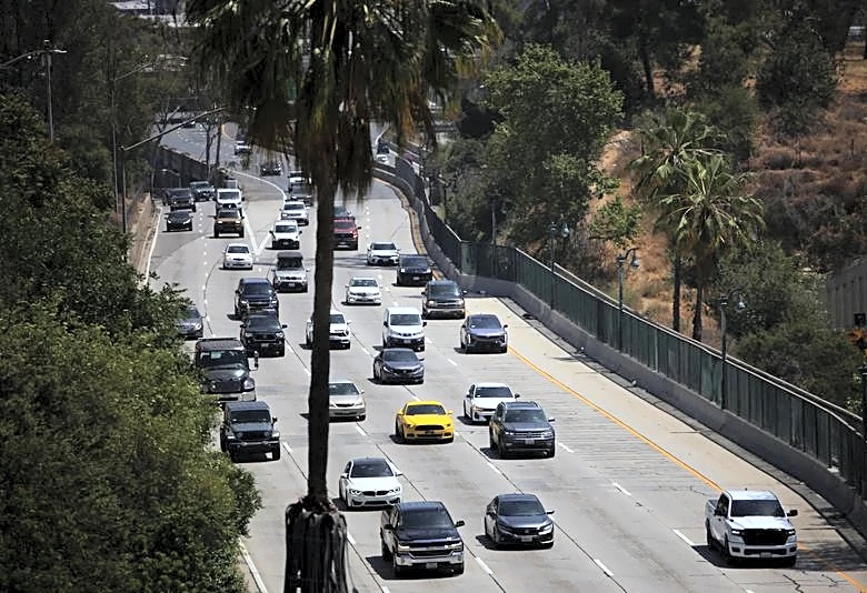 Lawmakers urge Trump to drop proposal to slash vehicle fuel economy rules