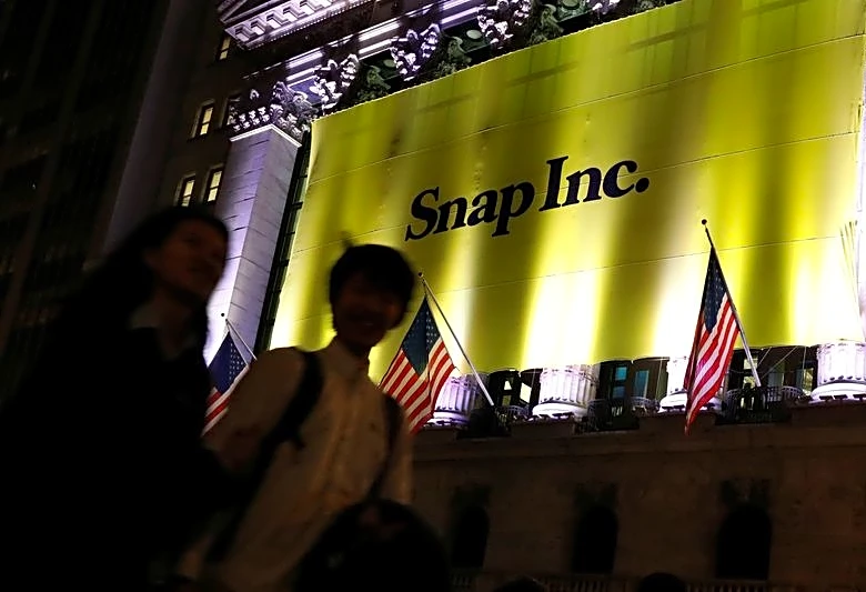 Snap forecasts quarterly revenue below estimates as ad competition hurts