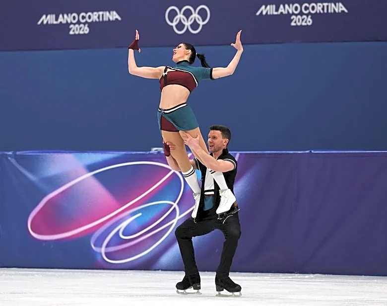 Olympics-Figure skating-Chock & Bates put US top of the leaderboard in team event