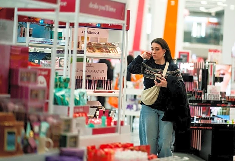 US retail sales unexpectedly flat in December