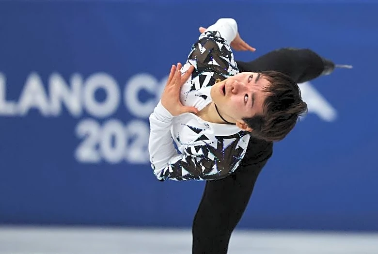 Olympics-Figure Skating-Kagiyama keeps gold in sight after trailing Malinin in short programme