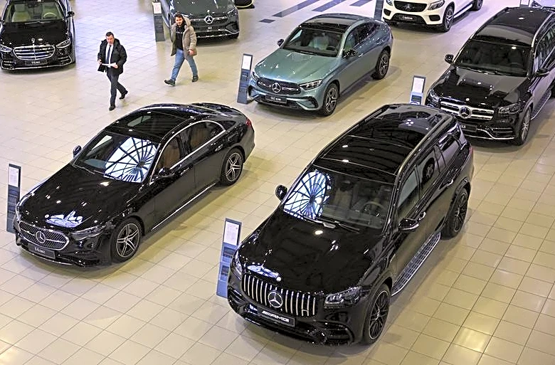 Exclusive-Foreign cars flow to Russia through China, skirting Ukraine war sanctions