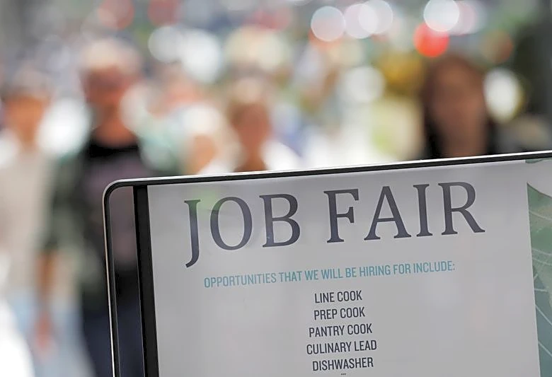 US weekly jobless claims fall as layoffs remain low