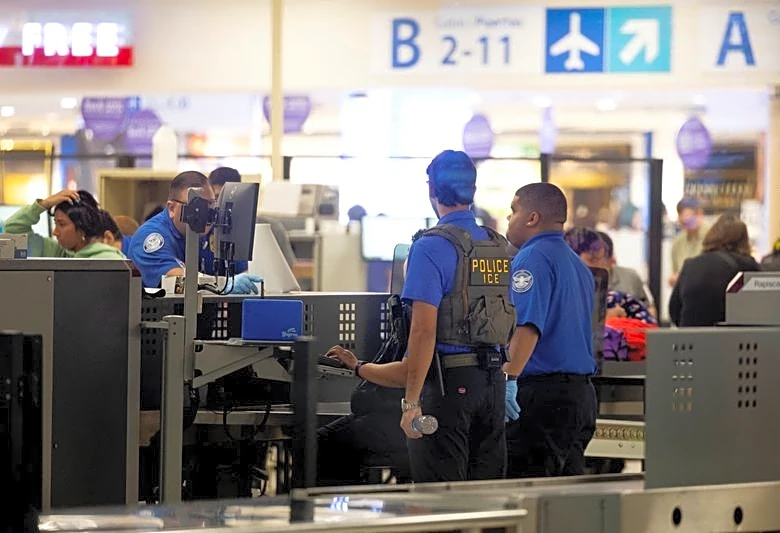 Trump proposes to begin privatizing US airport security operations
