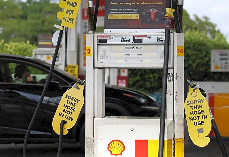 Stick to Easter travel, Australians told, though hundreds of petrol stations dry
