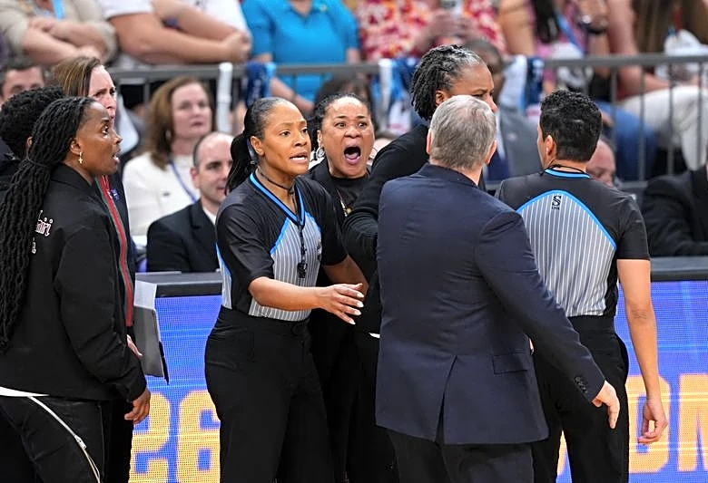 Geno Auriemma, Dawn Staley engage in game-ending argument