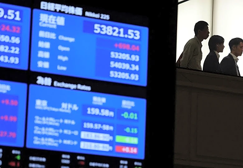 Stocks struggle, oil jumps as Trump's Iran deadline looms