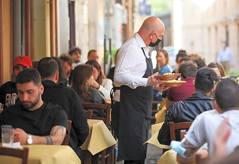 Italy service sector contracts for first time in 16 months, survey shows