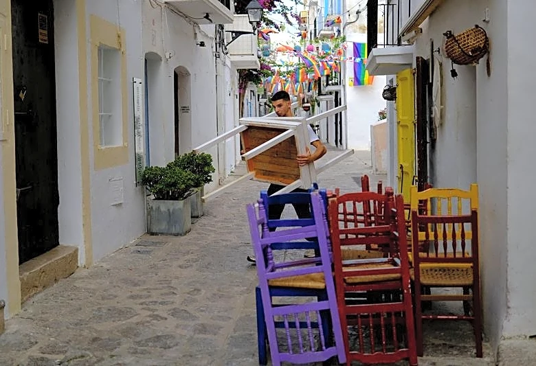 Spain services sector grows but costs soar, confidence weakens amid war, PMI shows