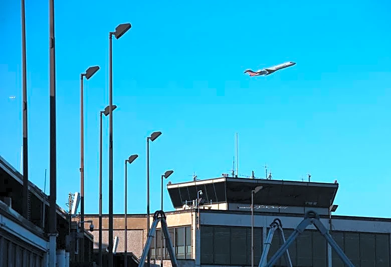 Chicago jet fuel tops $5 a gallon, as refiner maintenance adds to war-related price surge