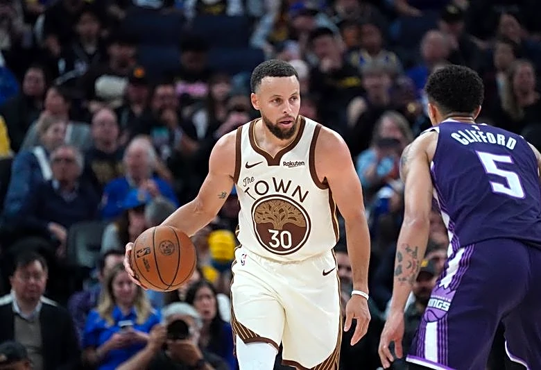 Steph Curry steps up late to help Warriors survive Kings