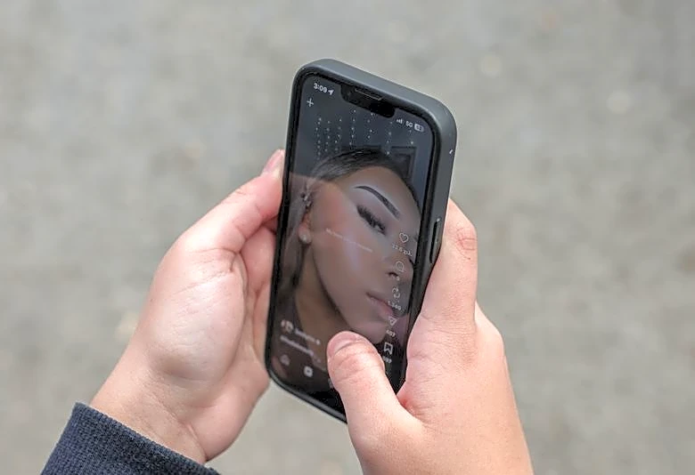 Greece to ban social media for under-15s from 2027, PM says