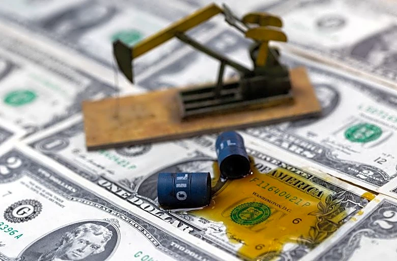 Traders place large $950 million bet on oil price falling hours ahead of ceasefire