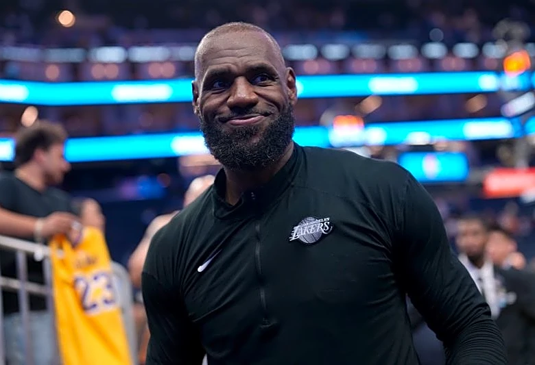 LeBron James dazzles in Lakers' win over Warriors