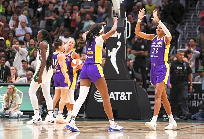 F Azura Stevens rejoins Sky on reported 3-year deal