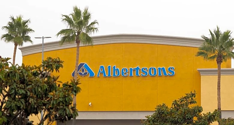 Grocer Albertsons forecasts soft annual sales as demand remains strained