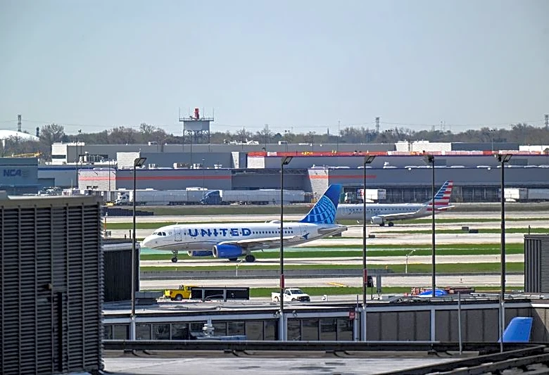 Analysis-United's chief takes fight with American to White House with merger pitch