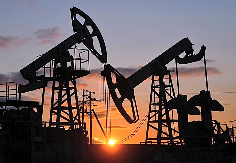 Oil prices steady as Hormuz shipping constraints counter US-Iran peace hopes