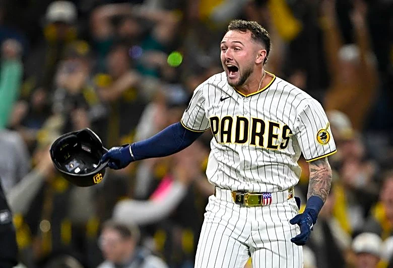 MLB roundup: Padres score 5 in 9th to edge Mariners, extend win streak to 7