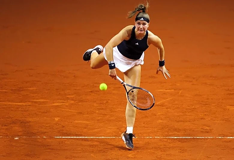 Tennis-Muchova beats Gauff, Andreeva knocks Swiatek out of Stuttgart Open