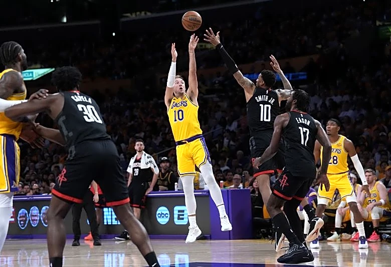NBA roundup: Luke Kennard's 27 sparks Lakers past Rockets in Game 1