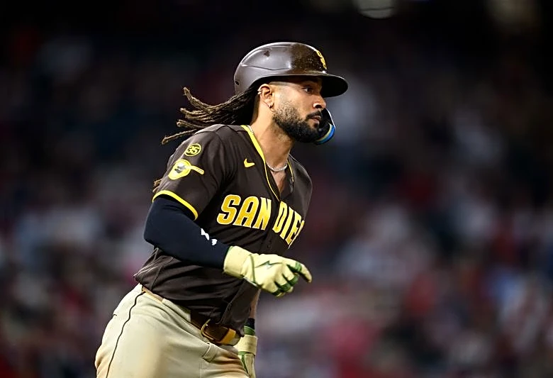 Padres halt Angels' scorching offense, even series