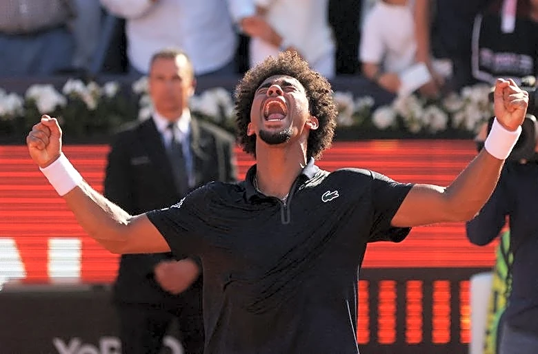 Tennis-Fils powers past Rublev to win Barcelona Open