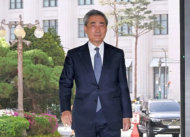 Taking Bank of Korea helm, crisis-era veteran pursues ambitious won overhaul