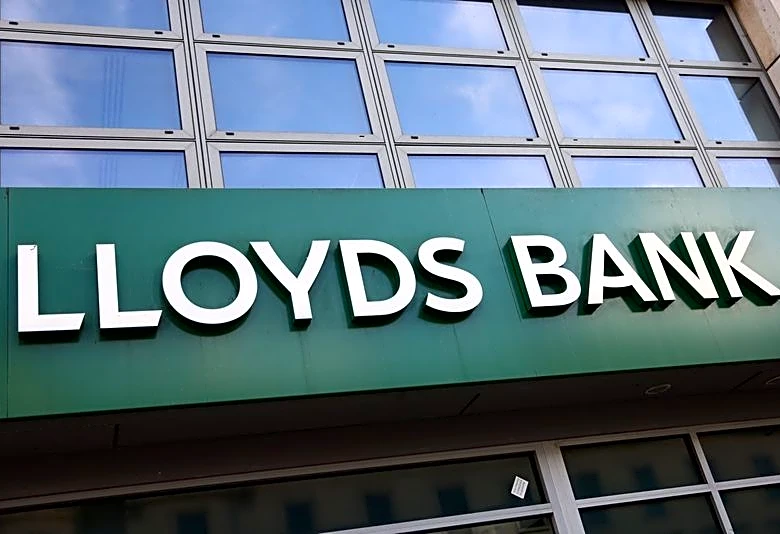 Lloyds pilots AI investment guidance tool as UK regulator studies impact