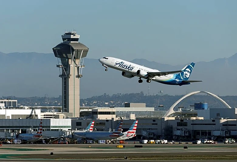 Alaska Air says fares hold as fuel surge tests earnings