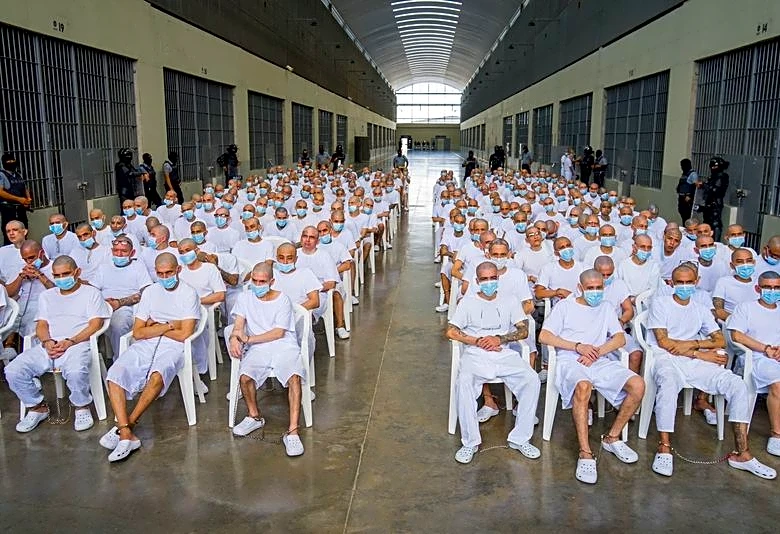 El Salvador court tries over 400 alleged gang leaders for 47,000 crimes