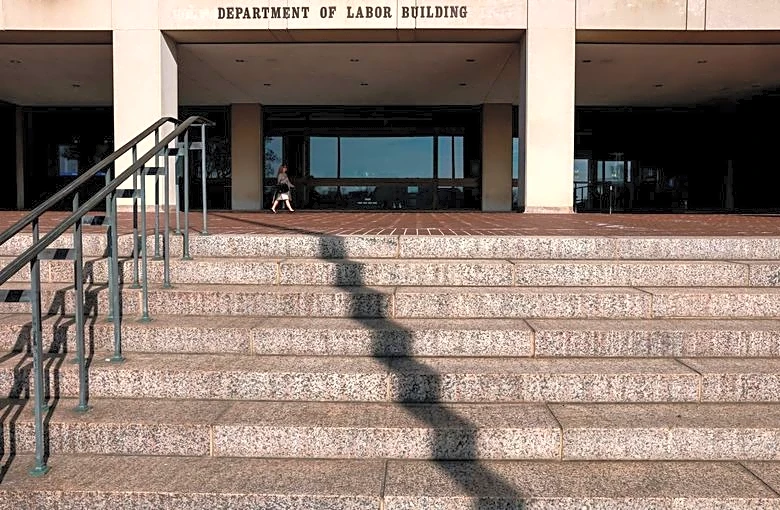 US Labor Department unveils proposal on contract, franchise worker pay