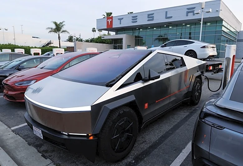 Tesla reports surprise positive free cash flow in the first quarter