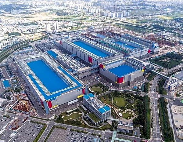 Samsung workers protest over huge pay gap with SK Hynix, threaten long strike