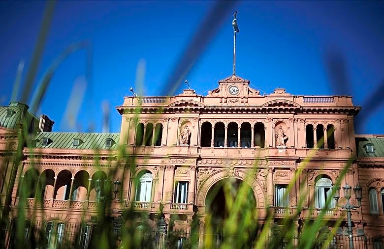 Argentina blocks journalists from government house citing espionage with smart glasses