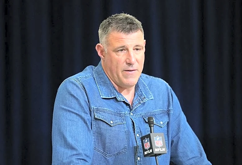 Photos from '20 show Mike Vrabel, Diana Russini kissing