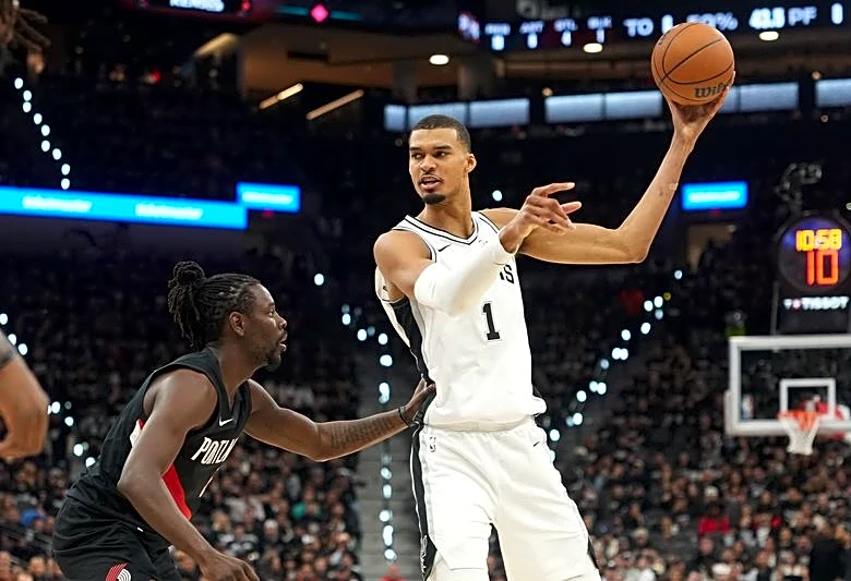 Victor Wembanyama (concussion) traveling with Spurs