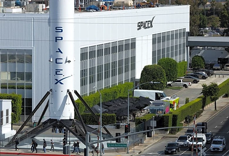 Exclusive-SpaceX refinanced debt with stopgap $20 billion loan before IPO filing