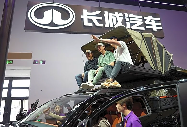 American YouTuber guides foreigners around Chinese cars U.S. buyers can't get